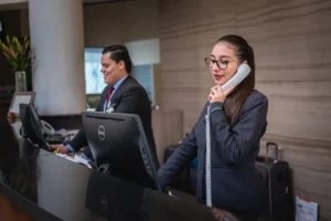 Resepsionis Hotel Melayani Tamu dengan Keterampilan Komunikasi, yang banyak dicari di website cari kerja.